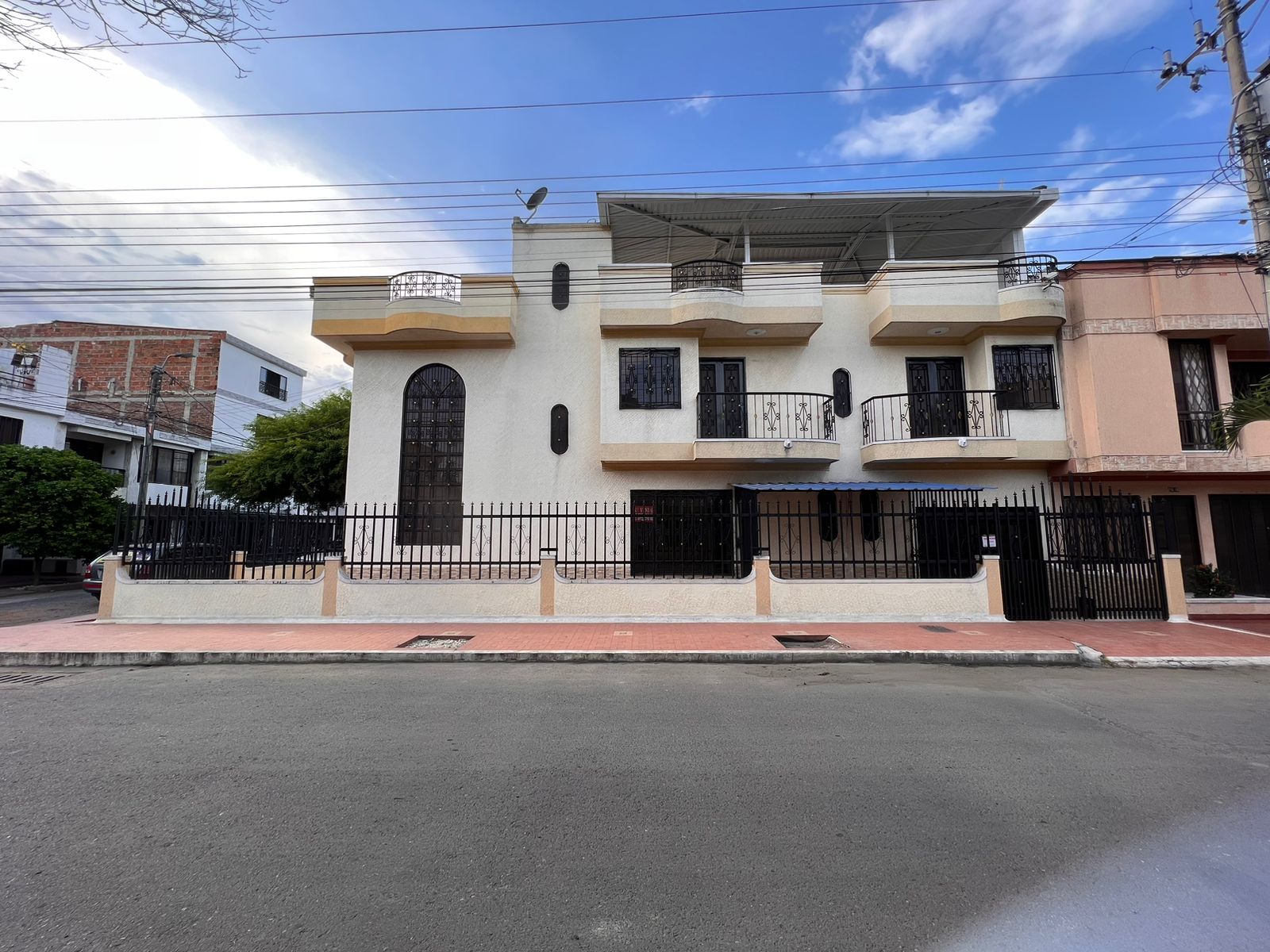 CASA ESQUINERA EN LAS AMERICAS EN VENTA