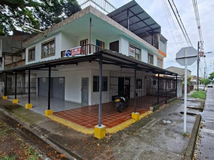 CASA DE TRES PISOS EN VENTA EN EL BARRIO EL RECREO, PALMIRA